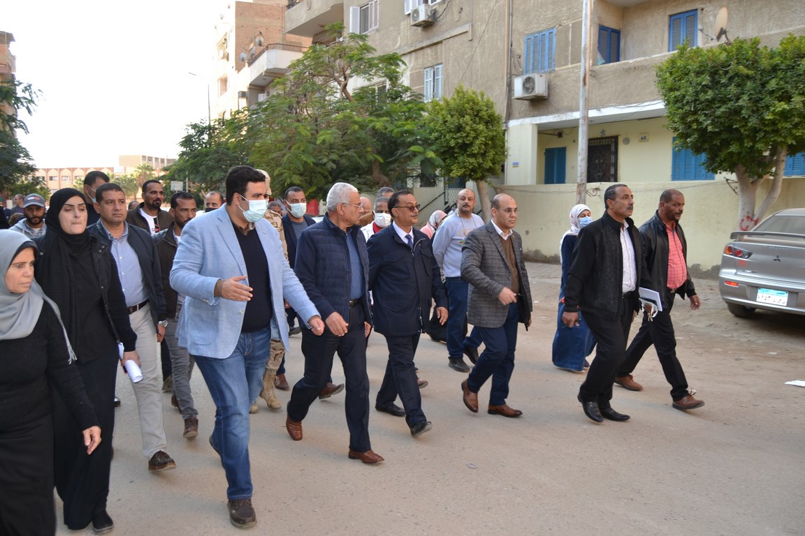 محافظ السويس يتفقد شوارع  حوض الدرس والملاحة القديمة