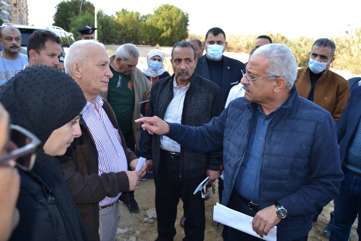 محافظ السويس يتفقد شوارع  حوض الدرس والملاحة القديمة