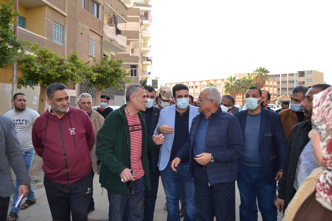 محافظ السويس يتفقد شوارع  حوض الدرس والملاحة القديمة