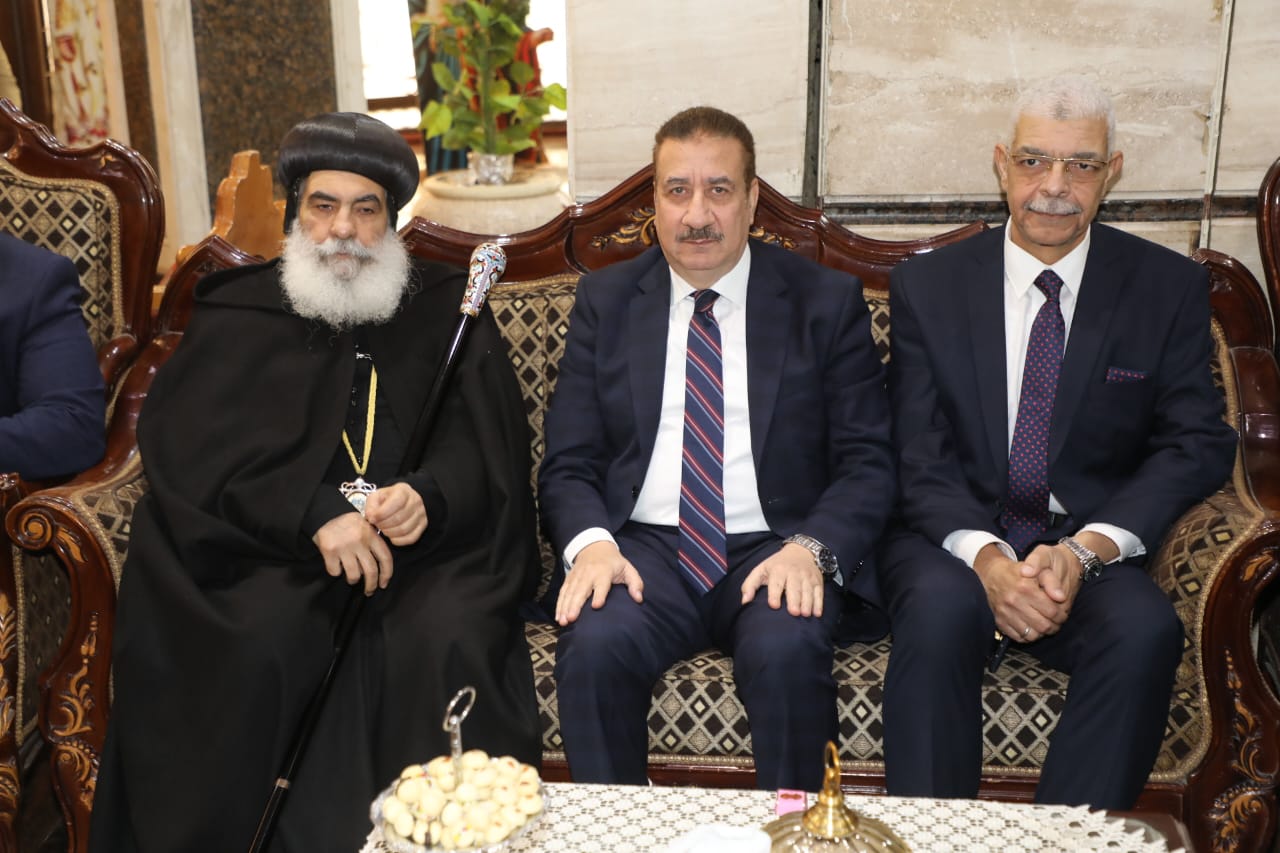 محافظ المنوفية ورئيس الجامعة أثناء تقديم التهنئة لنيافة الأنبا بنيامين مطران المنوفية