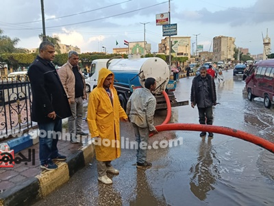 المحاسب خالد النمر رئيس مركز ومدينة أشمون خلال متابعته شفط مياه الأمطار