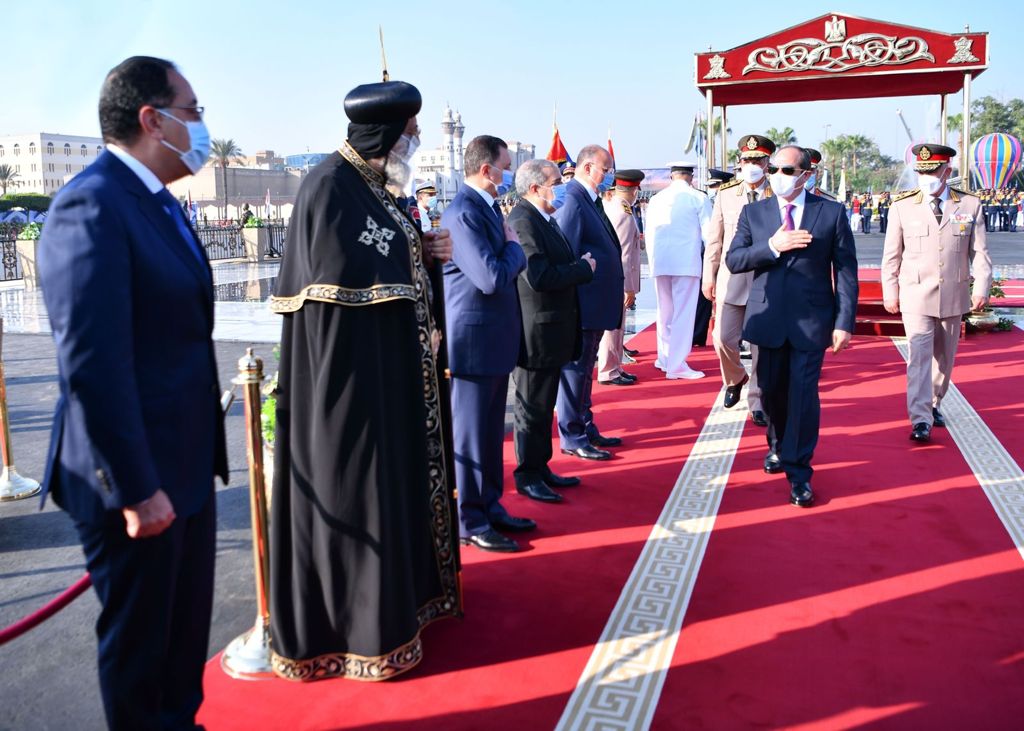 السيسي يضع أكاليل الزهـور علـى قبـر الجنـدى المجهـول والـزعيمين السادات وعبد الناصر