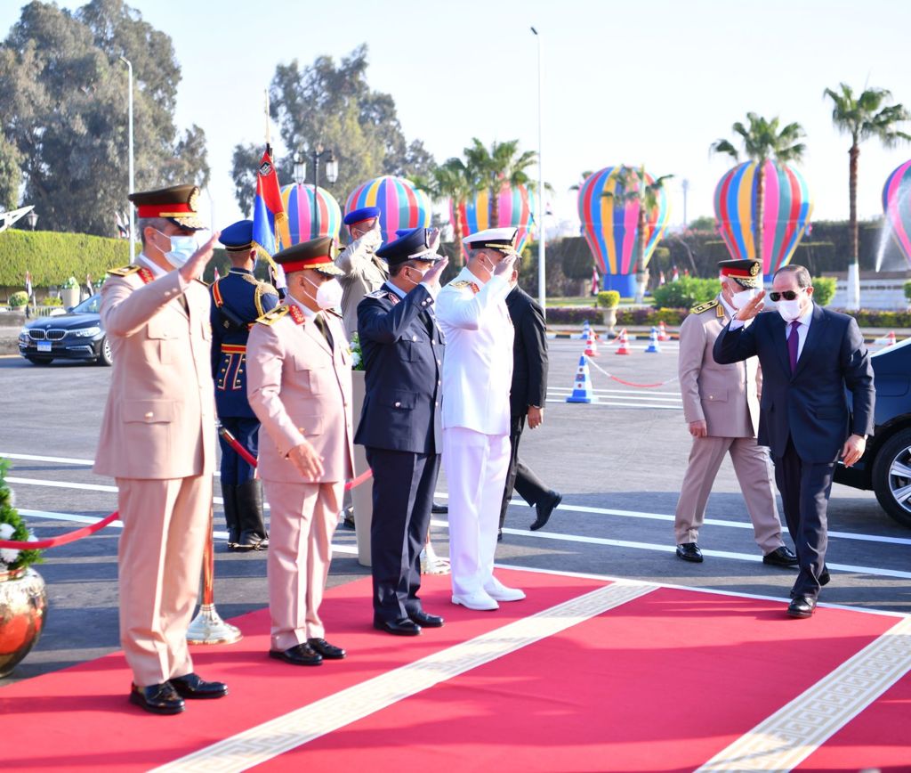 السيسي يضع أكاليل الزهـور علـى قبـر الجنـدى المجهـول والـزعيمين السادات وعبد الناصر