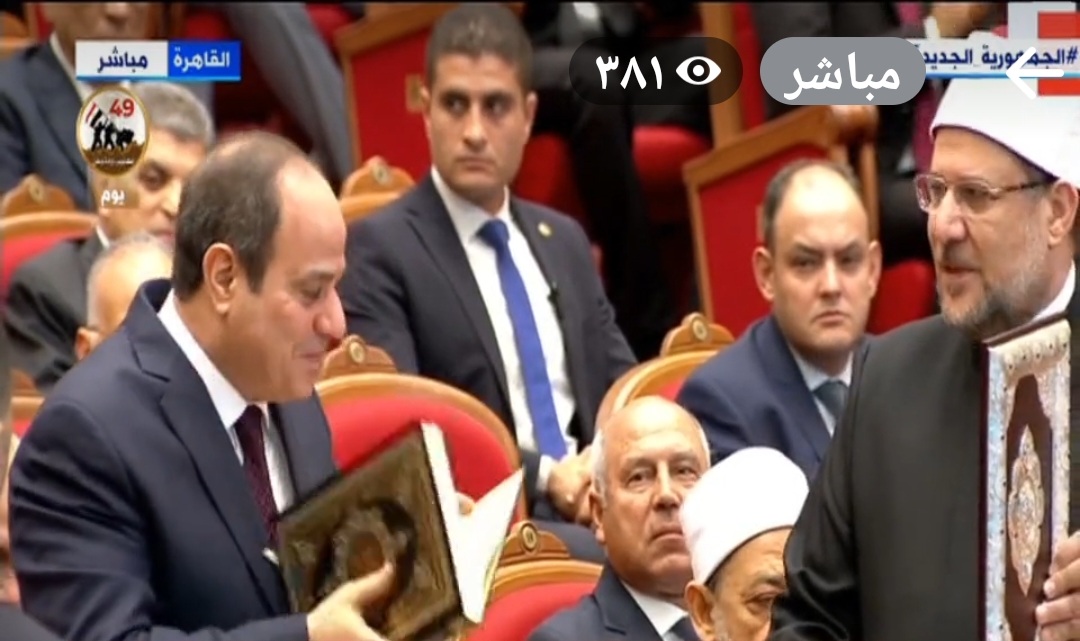  وزير الأوقاف يهدى الرئيس السيسي نسخة كريمة من كتاب الله