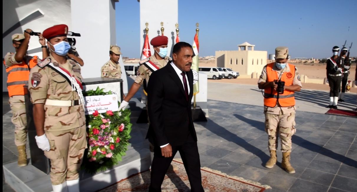 محافظ مطروح يضع إكليل من الزهور على النصب التذكاري للشهداء