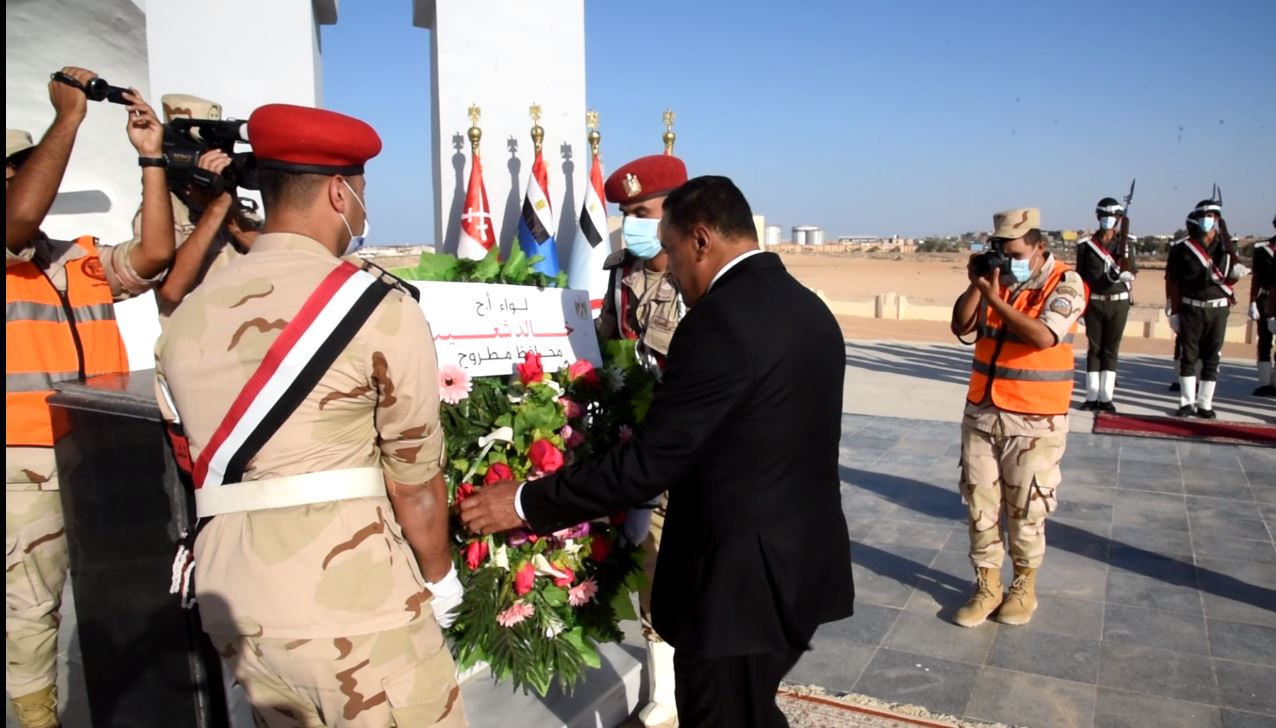 محافظ مطروح يضع إكليل من الزهور على النصب التذكاري للشهداء