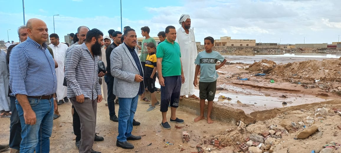 محافظ مطروح يتابع سحب تراكم مياه الامطار بمرسي مطروح