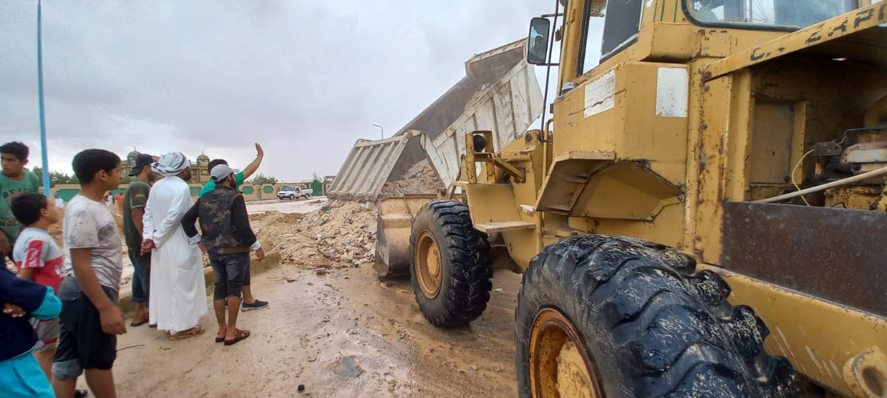 محافظ مطروح يتابع سحب تراكم مياه الامطار بمرسي مطروح