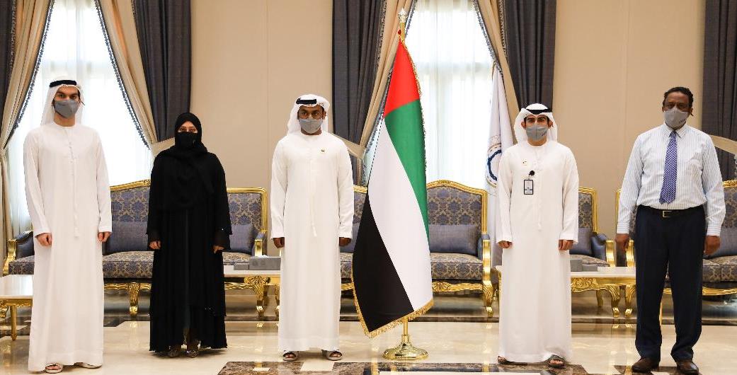 الأمين العام للبرلمان العربي للطفل وكوادر البرلمان خلال رفع العلم