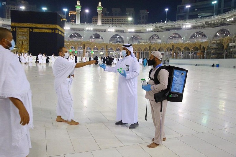 توزيع ماء زمزم على المعتمرين