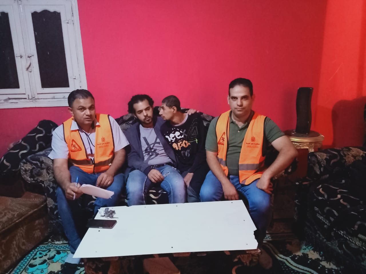 صورة للفريق مع المواطن