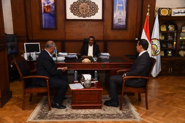 محافظ مطروح يستقبل فخرالدين مدير مركز العزيمة وعلاج الادمان.. بالصور
