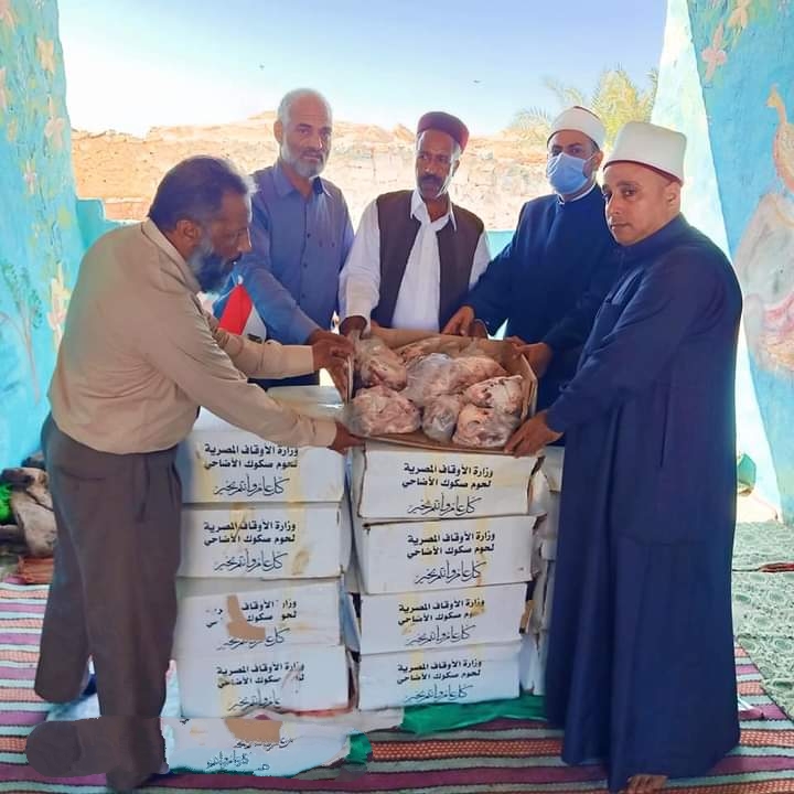 رئيس مركز ومدينه سيوة يشهد توزيع لحوم صكوك الأضاحي علي أصغر قرية مصرية 