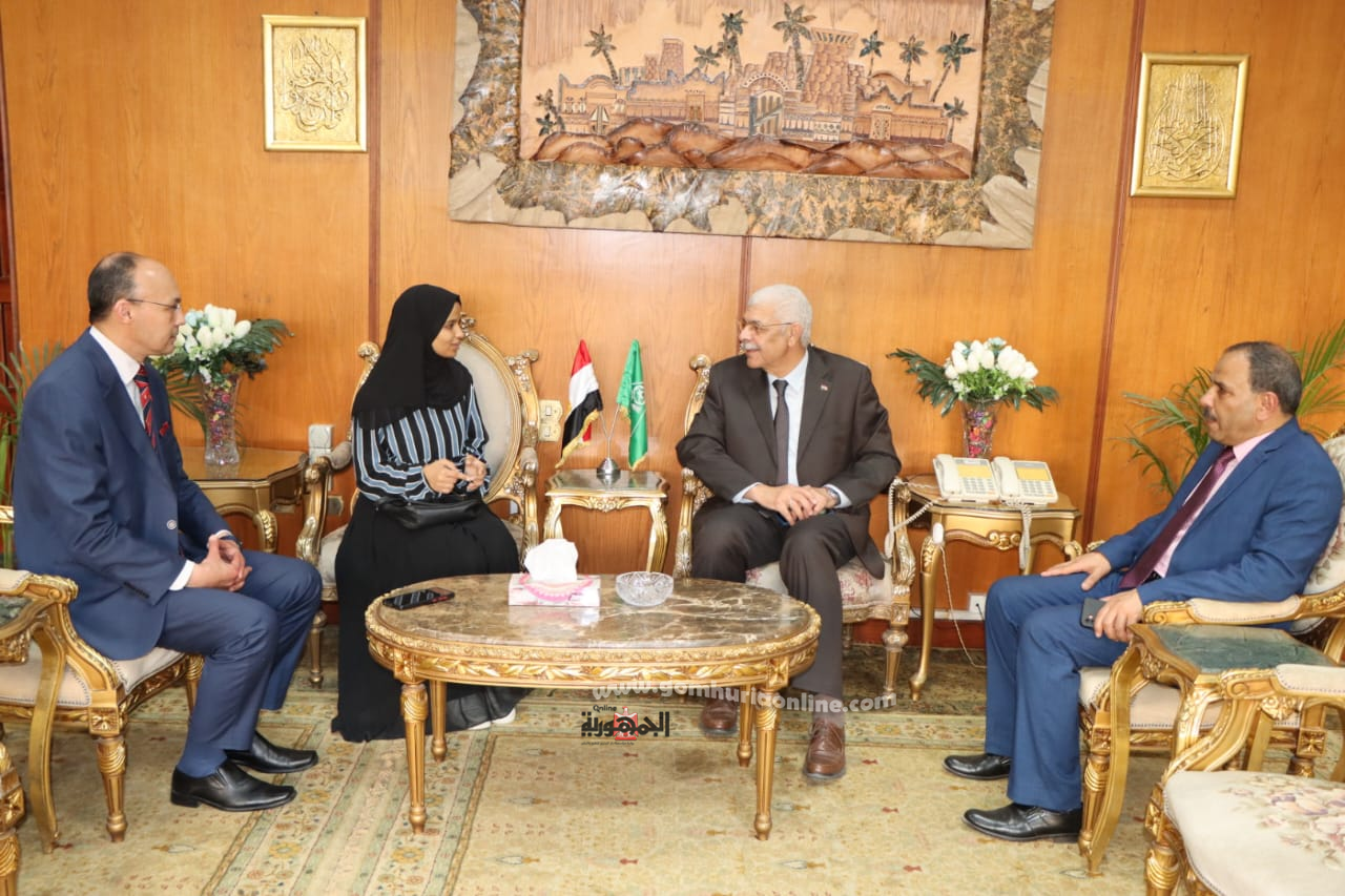 رئيس جامعة المنوفية يقدم واجب العزاء للطالبة الفلسطينية التى أستشهد أفراد أسرتها بالكامل