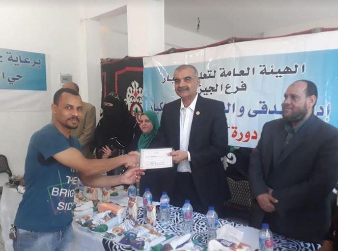 رئيس حي الدقي يوزع شهادات محو الأمية على الناجحين