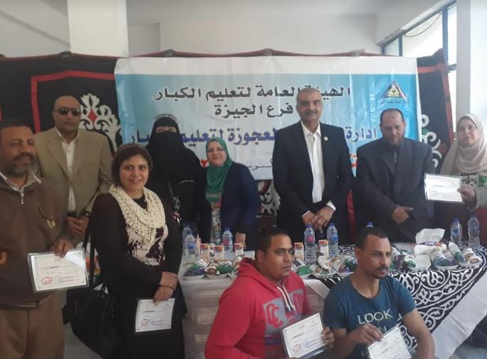 رئيس حي الدقي يوزع شهادات محو الأمية على الناجحين