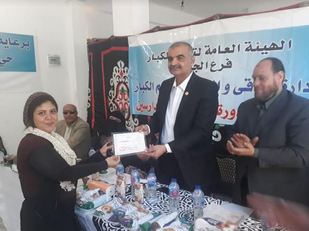 رئيس حي الدقي يوزع شهادات محو الأمية على الناجحين