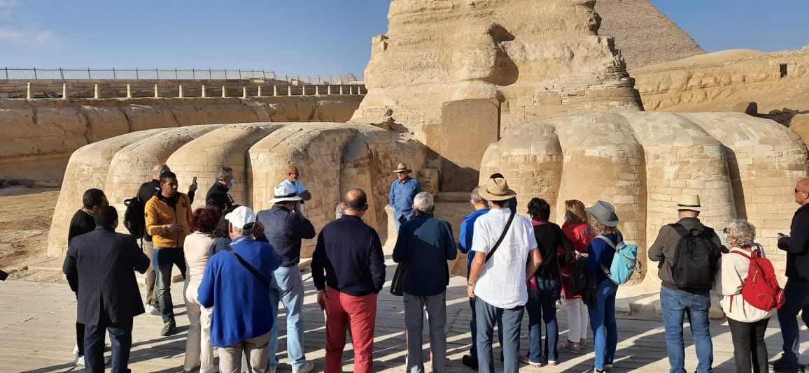 زاهي حواس يستقبل أول وفد اسباني بعد جائحه كورونا