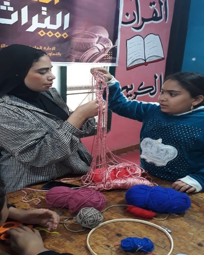 أعمال النسيج من فعاليات برنامج الحرف التراثية للطلائع بالقليوبية 