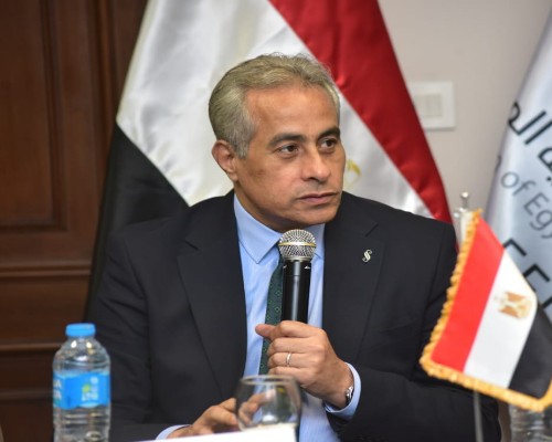 وزير العمل  حسن شحاتة 