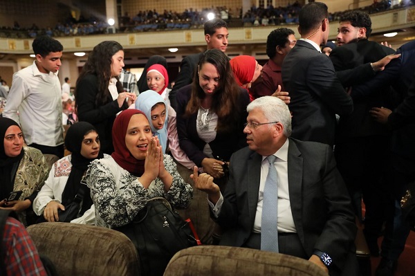 الدكتور ايمن عاشور  