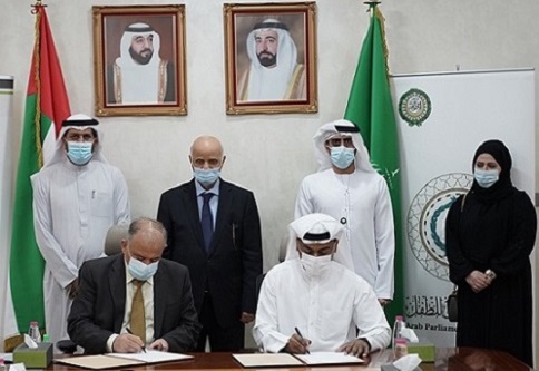 د. حميد النعيمي وأيمن الباروت أثناء التوقيع على اتفاقية برنامج الدبلوم