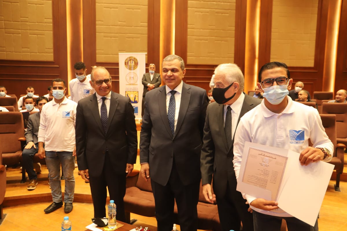 سعفان وفودة يسلمان 120 وثيقة تأمين تكافلي للعمالة غير المنتظمة بمتحف شرم الشيخ