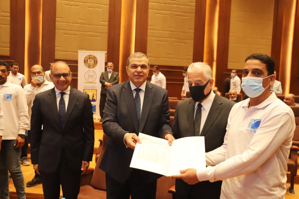 سعفان وفودة يسلمان 120 وثيقة تأمين تكافلي للعمالة غير المنتظمة بمتحف شرم الشيخ