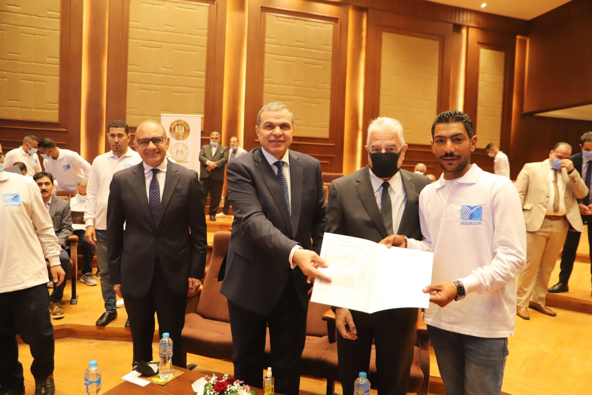 سعفان وفودة يسلمان 120 وثيقة تأمين تكافلي للعمالة غير المنتظمة بمتحف شرم الشيخ