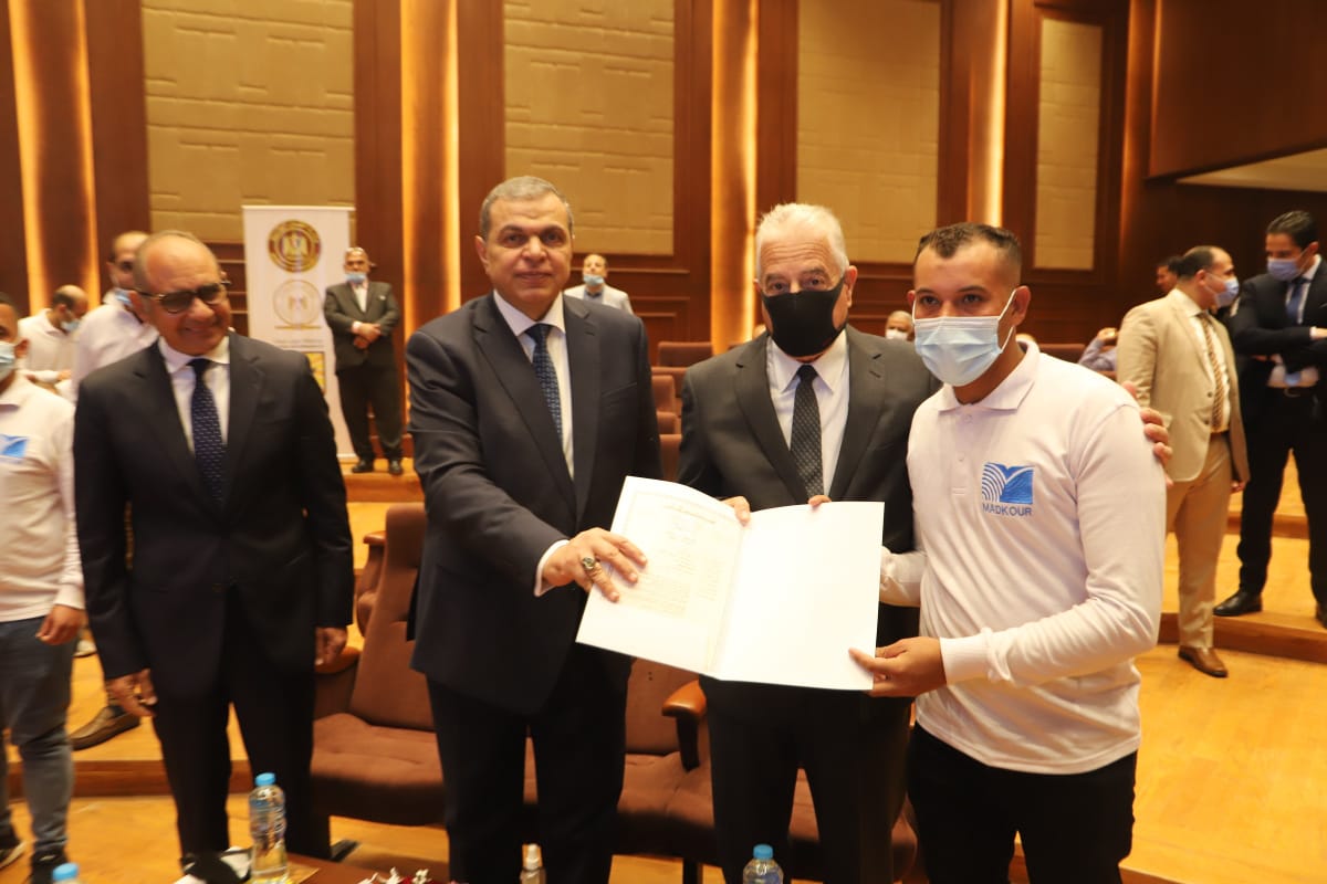 سعفان وفودة يسلمان 120 وثيقة تأمين تكافلي للعمالة غير المنتظمة بمتحف شرم الشيخ