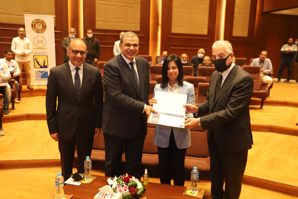 سعفان وفودة يسلمان 120 وثيقة تأمين تكافلي للعمالة غير المنتظمة بمتحف شرم الشيخ