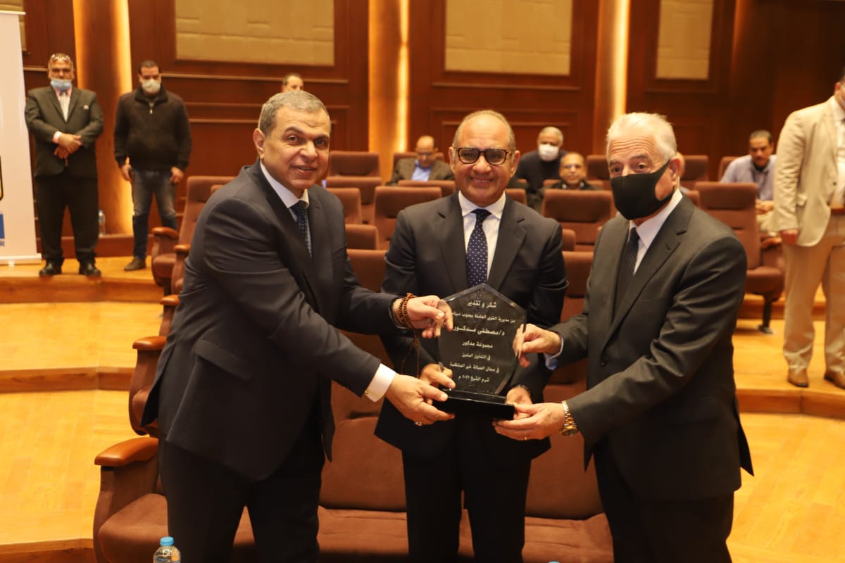 سعفان وفودة يسلمان 120 وثيقة تأمين تكافلي للعمالة غير المنتظمة بمتحف شرم الشيخ