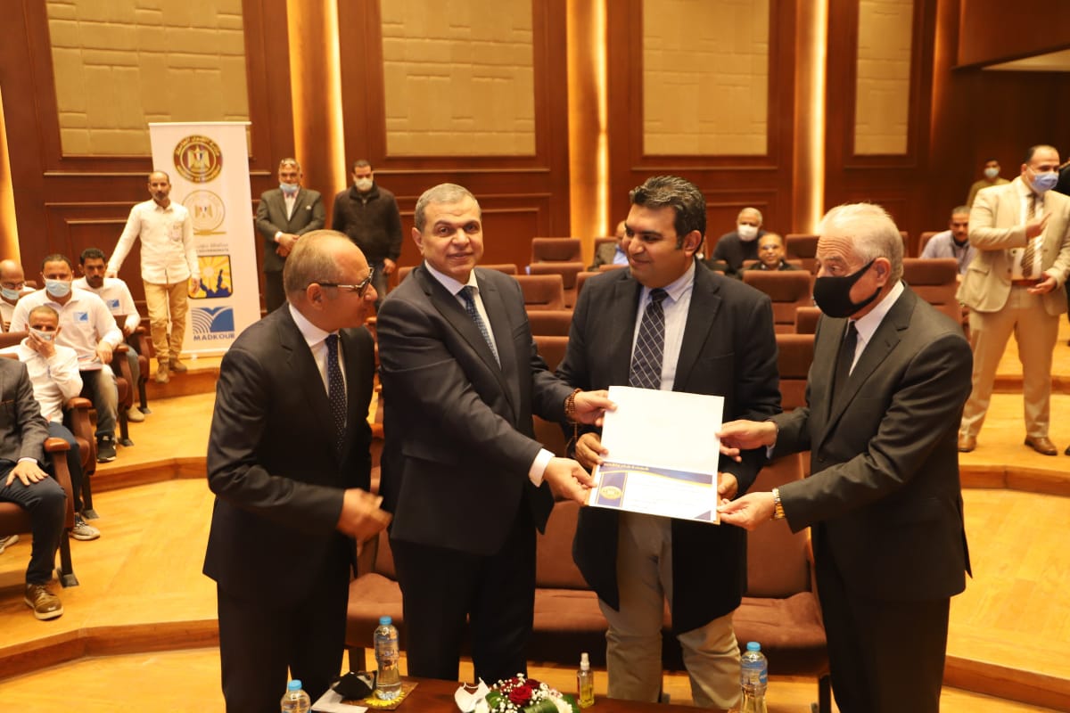 سعفان وفودة يسلمان 120 وثيقة تأمين تكافلي للعمالة غير المنتظمة بمتحف شرم الشيخ