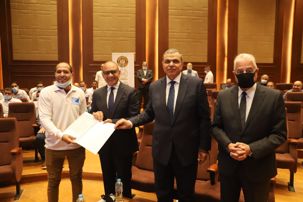 سعفان وفودة يسلمان 120 وثيقة تأمين تكافلي للعمالة غير المنتظمة بمتحف شرم الشيخ
