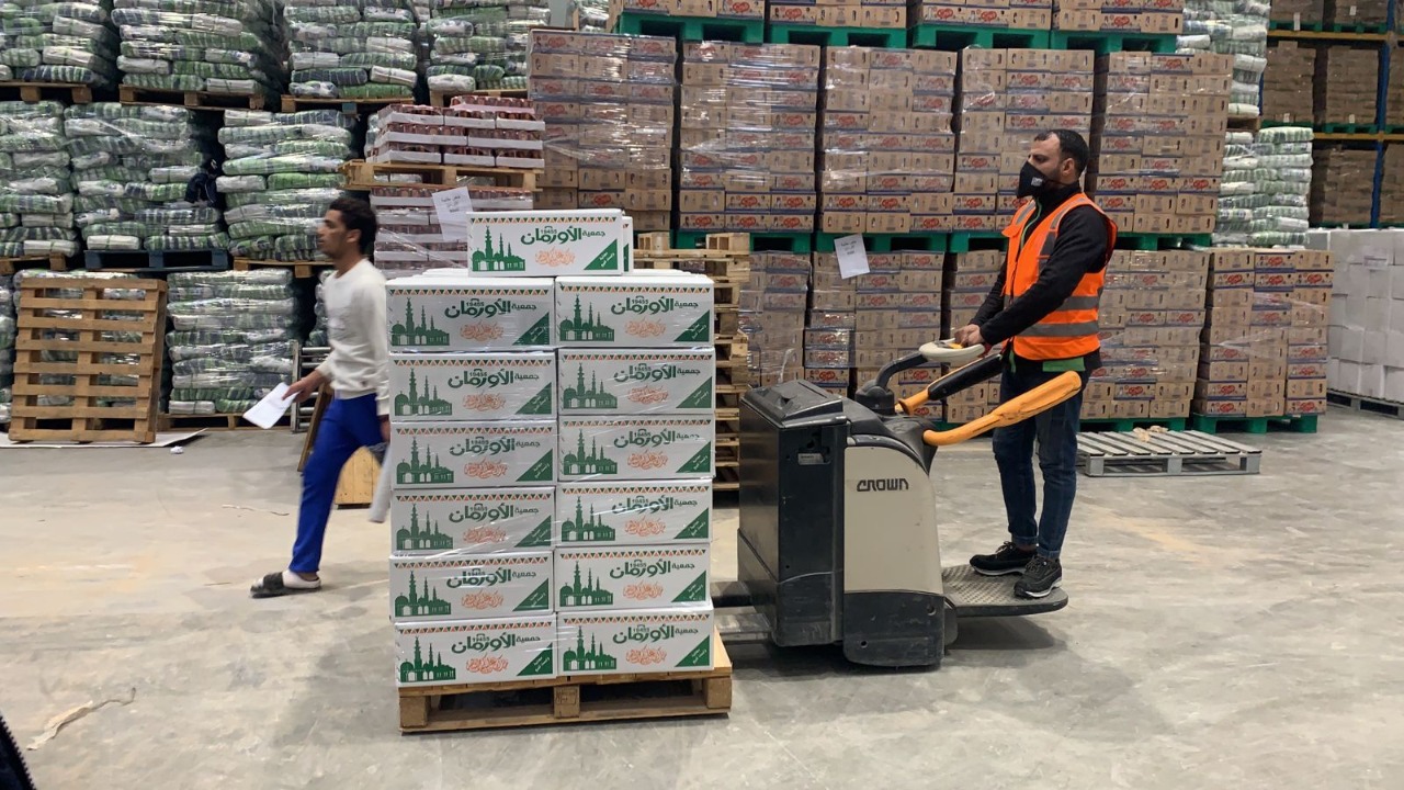 تعبئة كراتين الاورمان إستعداداً للتوزيع فى شهر رمضان