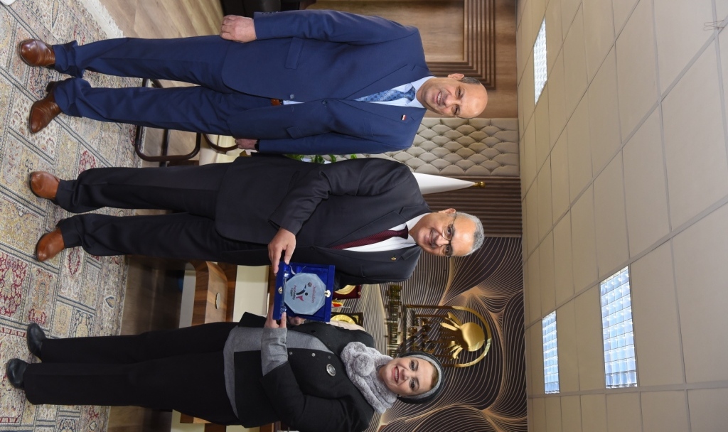 رئيس جامعة أسيوط تتسلم درع الإتحاد المصري البارالمبي لكرة الطائرة