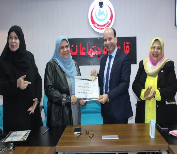 وكيل وزارة الصحة بالقليوبية يُكرم عددا من العاملين بالمديرية