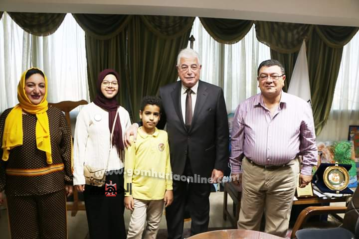 محافظ جنوب سيناء يستقبل مديرة مدرسة شرم الشيخ الرسمية للغات وإحدي الطالبات