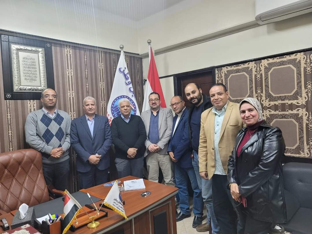 نقيب مهندسي أسيوط الجديد يوقع استمارة الإنضمام لمستقبل وطن 