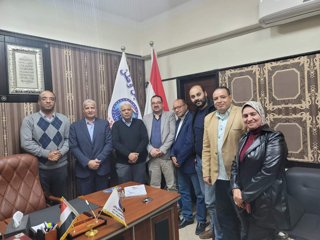 نقيب مهندسي أسيوط الجديد يوقع استمارة الإنضمام لمستقبل وطن 