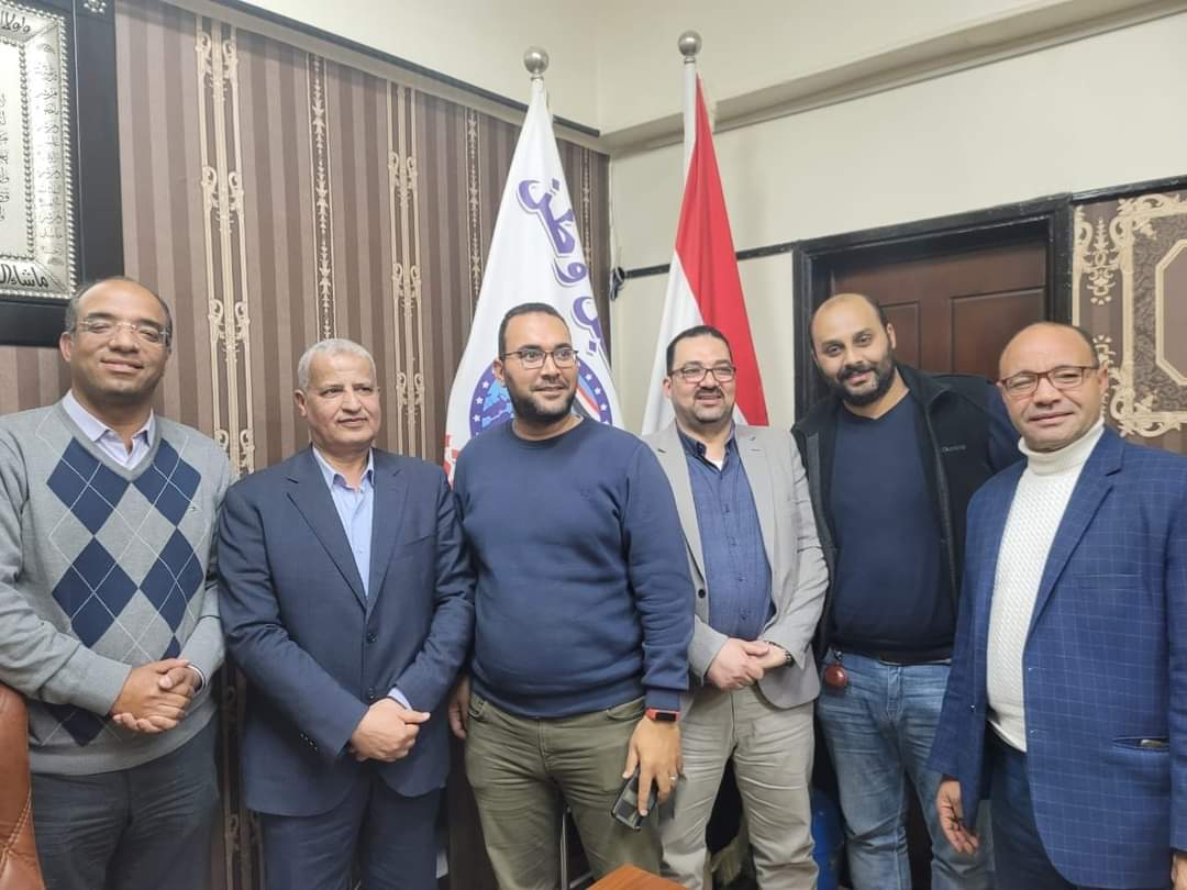 نقيب مهندسي أسيوط الجديد يوقع استمارة الإنضمام لمستقبل وطن 