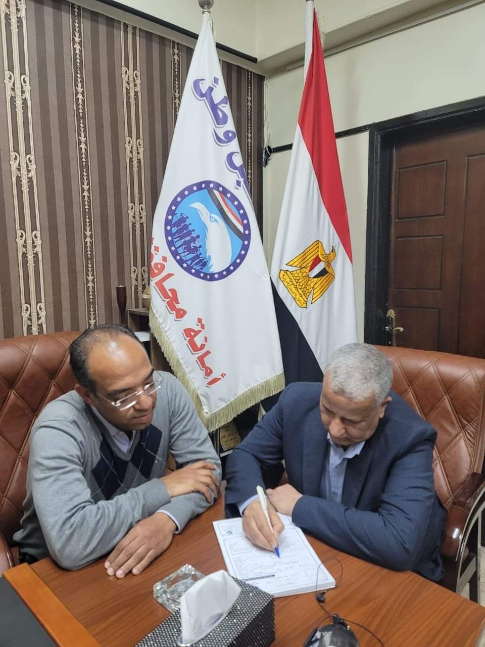 نقيب مهندسي أسيوط الجديد يوقع استمارة الإنضمام لمستقبل وطن 