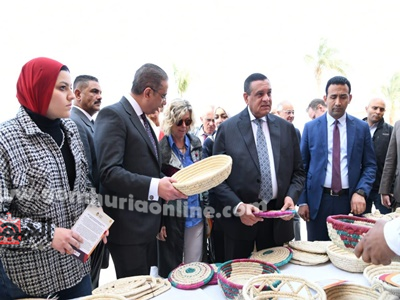 وزير التنمية المحلية ومحافظ الفيوم يتفقدان معرض أيادي مصر