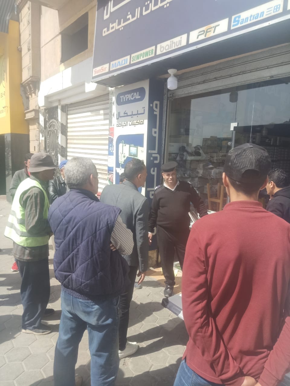حملة مكبرة لتنفيذ 22 قرار غلق وتشميع للمحلات والبدرومات المخالفة 