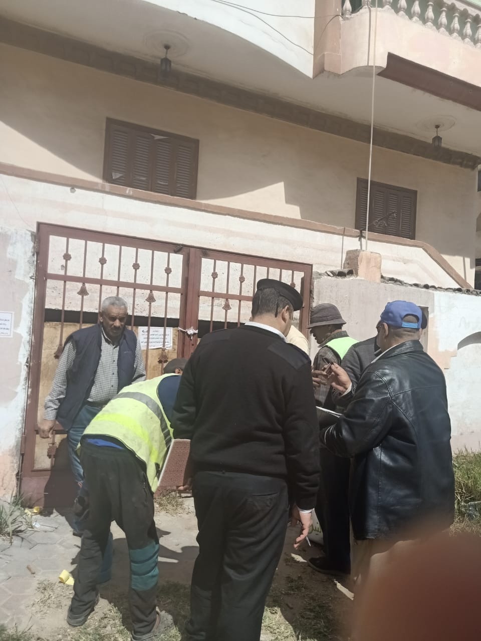 حملة مكبرة لتنفيذ 22 قرار غلق وتشميع للمحلات والبدرومات المخالفة 