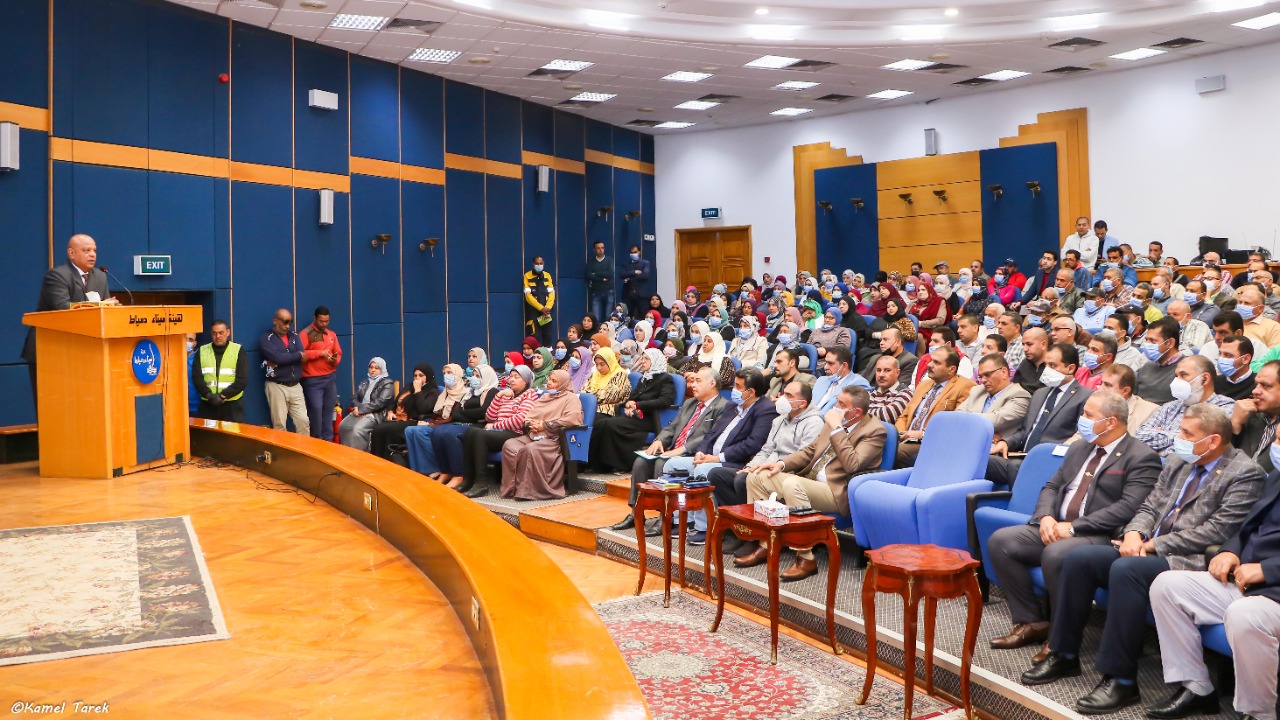 رئيس هيئة ميناء دمياط الجديد يعقد لقائه الأول بالعاملين ويؤكد تنمية العنصر البشري 