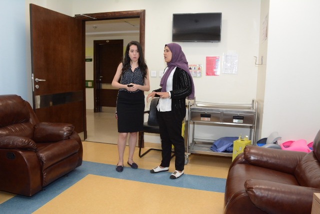 الفنانة ياسمين الهوارى تزور مستشفى شفاء الأورمان لعلاج السرطان بالأقصر