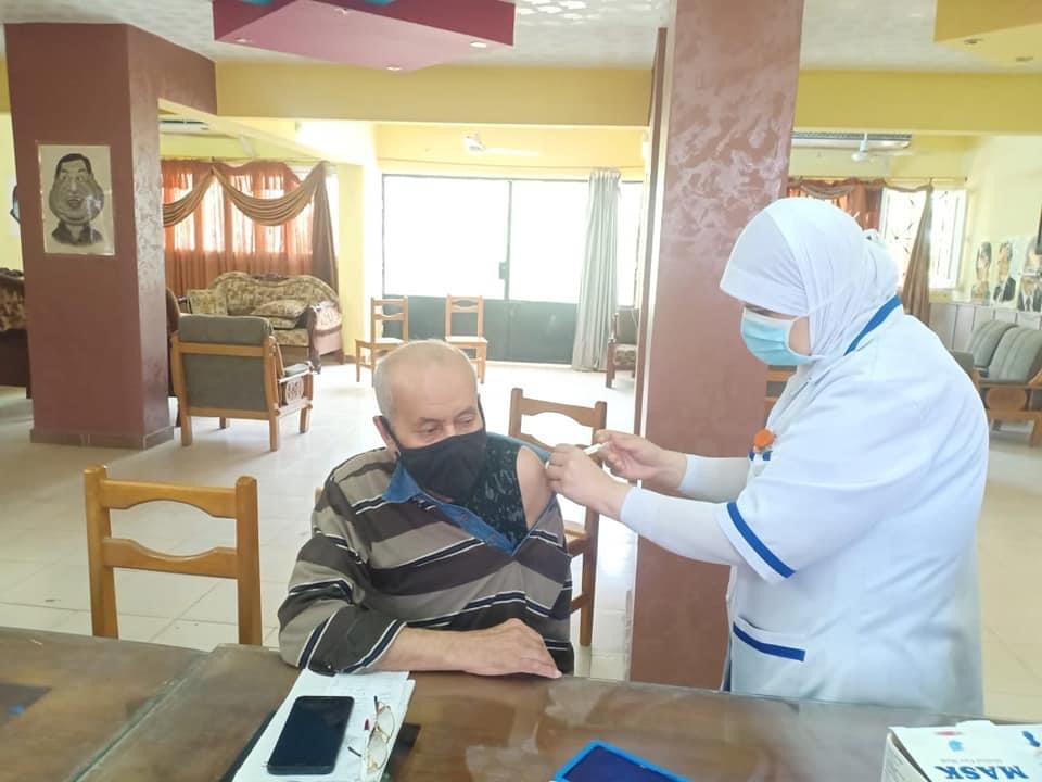 وكيلا وزاره الصحه والتضامن الاجتماعى بالإسماعيلية يشهدا تطعيم كبار السن بلقاح فيروس كورونا