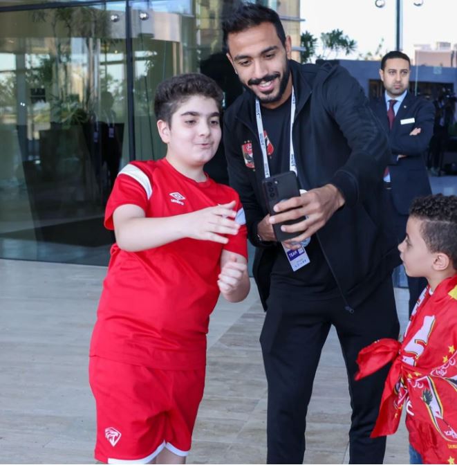 حافلة الاهلى تصل لملعب محمد بن زايد لمواجهة بيراميدز..صور