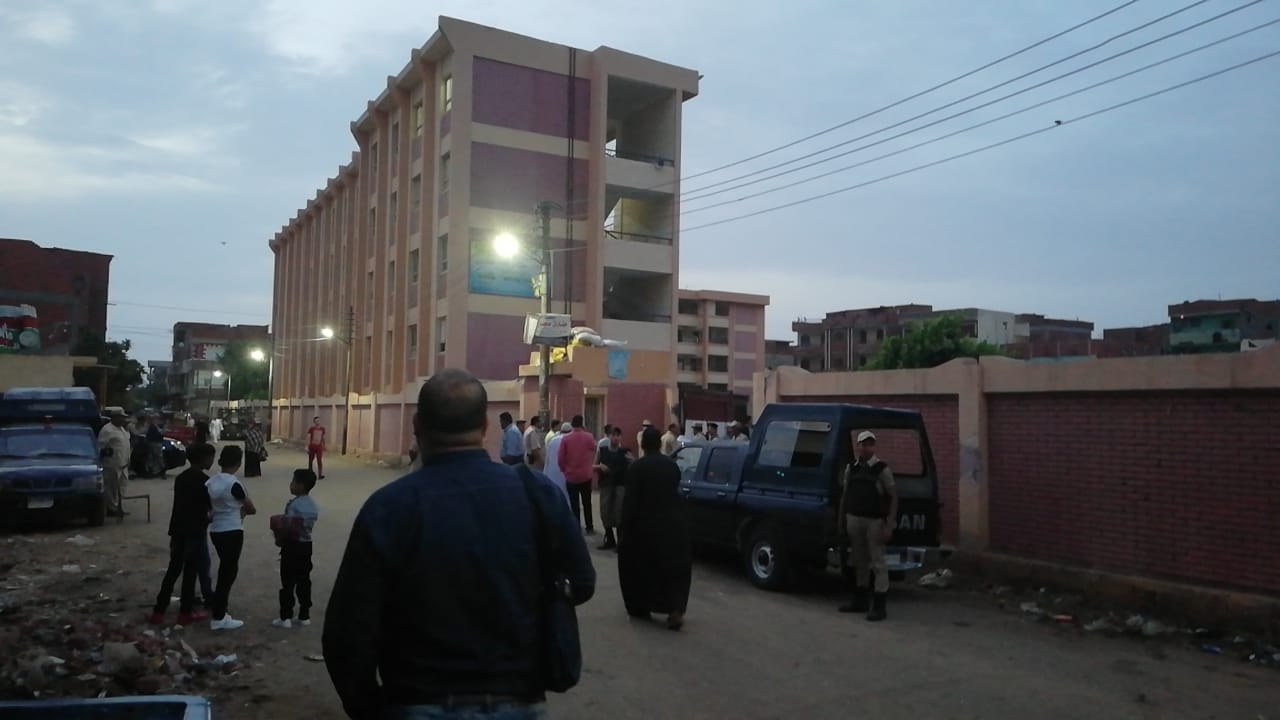 توافد المصلين فى قرية نجريج مسقط رأس صلاح ...صور